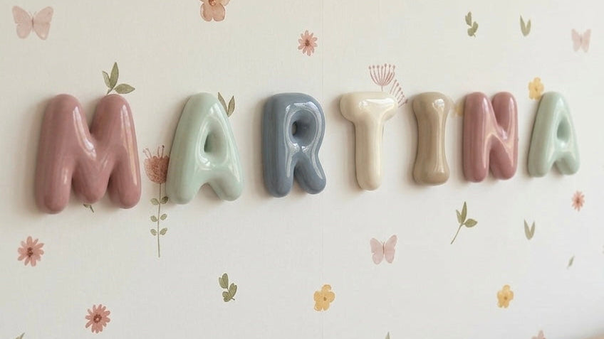 Letra decorativa azul 15cm personalizada para habitación infantil.