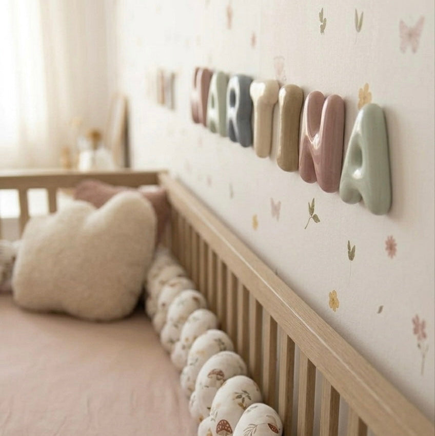 Letra decorativa azul 15cm personalizada para habitación infantil.