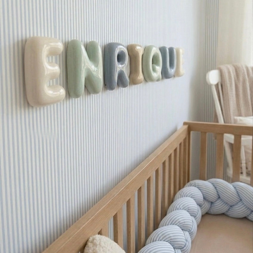 Letra decorativa azul 15cm personalizada para habitación infantil.