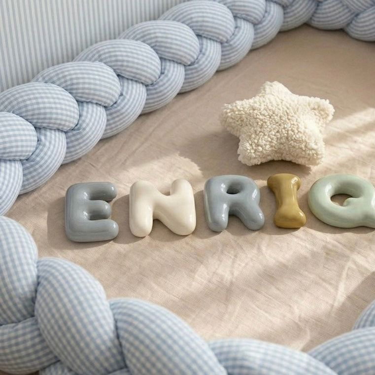 Letra decorativa azul 15cm personalizada para habitación infantil.